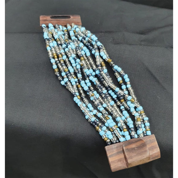 Beaded bracelet with wooden clasp